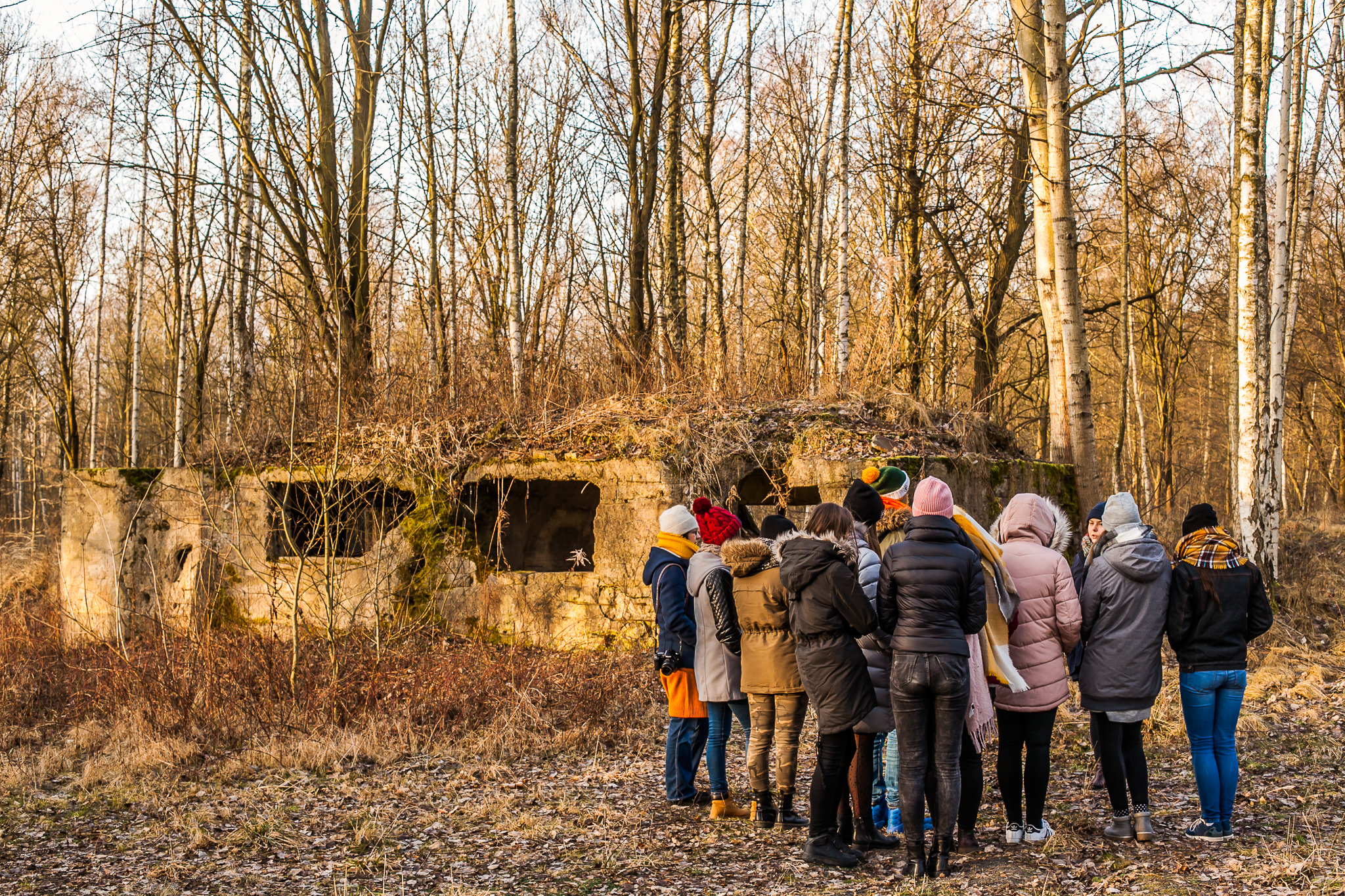Jugendgruppe auf dem Stalag-Gelände (Foto: Jakub Purej)