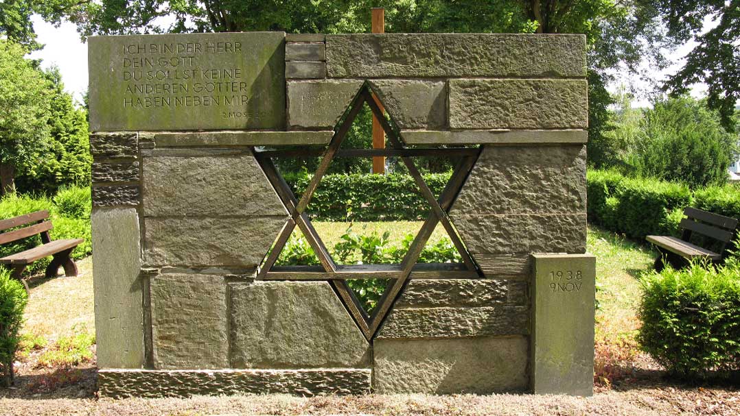 Gedenkstein in Plauen, Friedhof 1 zum Gedenken an die Opfer der Novemberpogrome 1938 (Quelle: wikimedia commons)